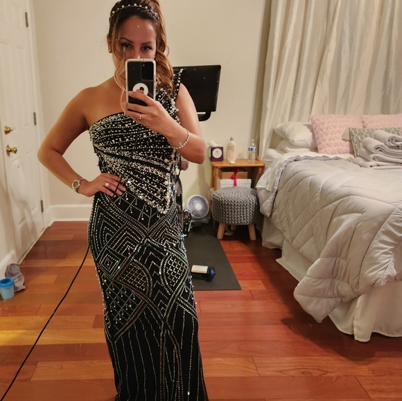 Gorgeous Gown - Picture 2 of 3